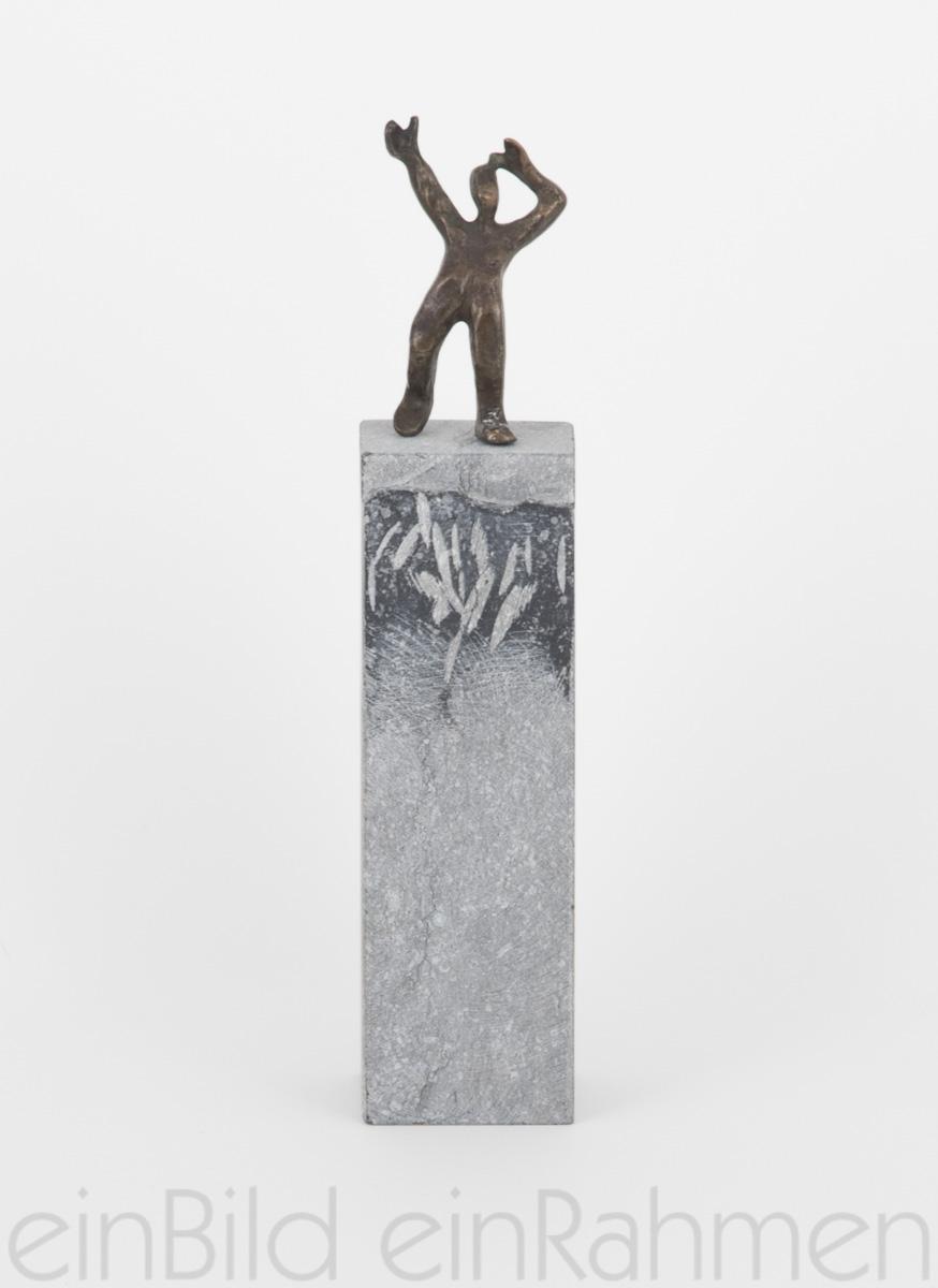 Handgegossene Bronzestatue auf Blausteinsockel von dem Bildhauer Francis Méan in der Kunstgallerie einBild einRahmen